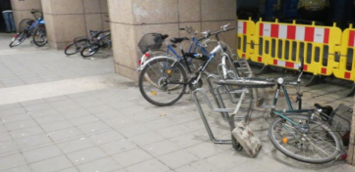 Betrunkene demolieren Fahrräder