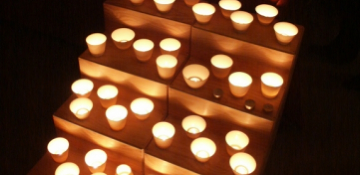 Mit Kerzen gegen Gewalt an Frauen und Mädchen