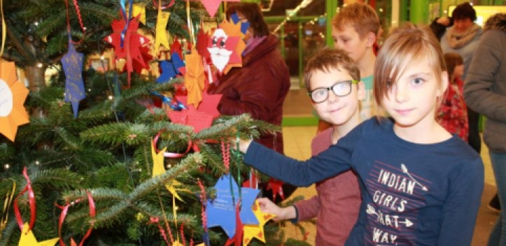 Wunschzettelbaum im Globus-Warenhaus Isserstedt