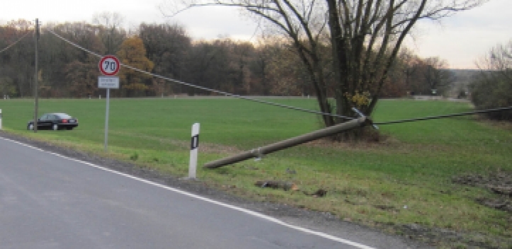 Telefonmast durch Pkw-Zusammenstoß beschädigt