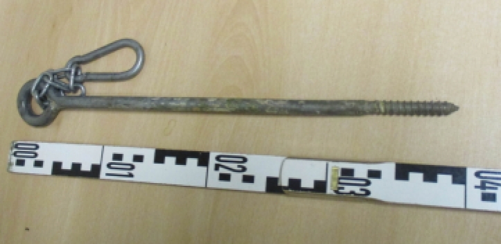 Mit Haken angegriffen