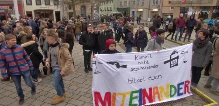 Schüler auf der Straße: Mehrere Hundert Jugendliche demonstrierten heute in der Innenstadt