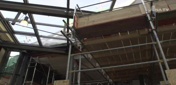 Schäden an Glasflächen: Die Universitäts- und Landesbibliothek ist seit Längerem eingerüstet