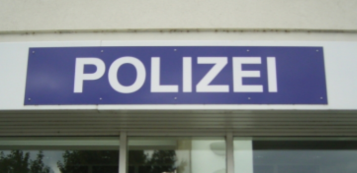 Mann attackiert Frau und Polizisten
