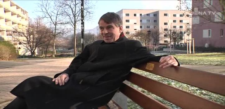 Bank gestiftet: Oberbürgermeister Albrecht Schröter hat sich die Wasserachse in Winzerla ausgeguckt