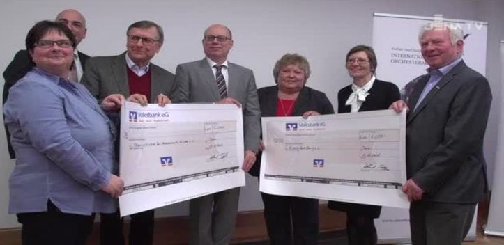 Scheckübergabe: Die Internationale Junge Orchesterakademie unterstützt zwei Jenaer Vereine
