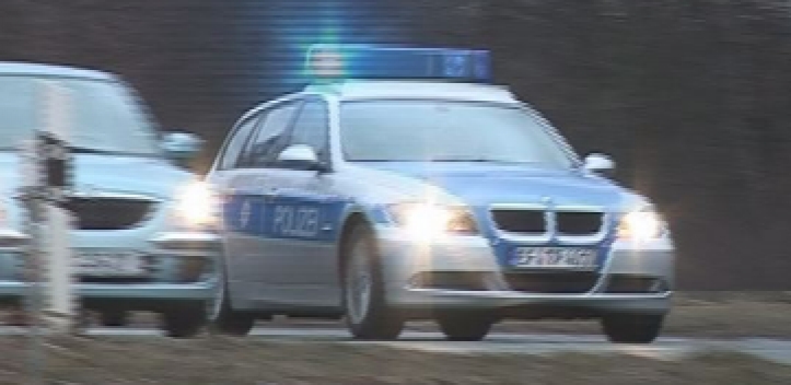 Reifenteile beschädigen acht Pkw