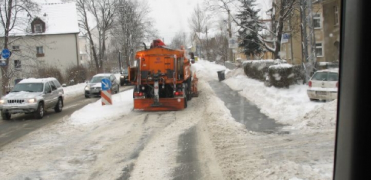Wenn der Winter kommt: Feuchtsalzstreuer im Einsatz