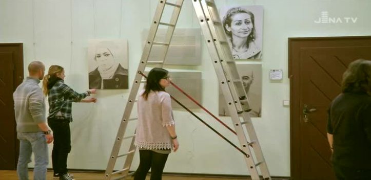 Individueller Einblick: Eine Ausstellung im Rathaus zeigt Einzelschicksale von Flüchtlingen