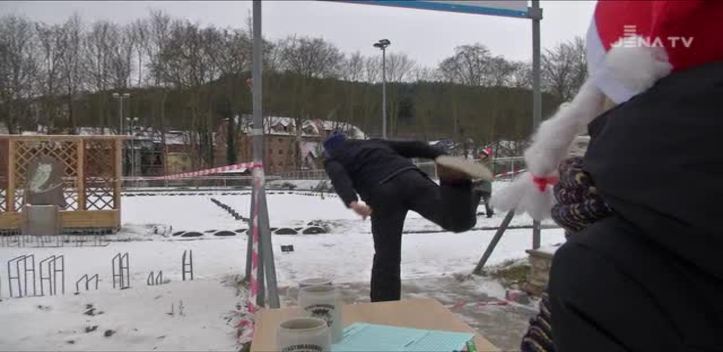 Gelebte Tradition: Auf dem Westsportplatz flogen zum Jahresstart die Weihnachtsbäume