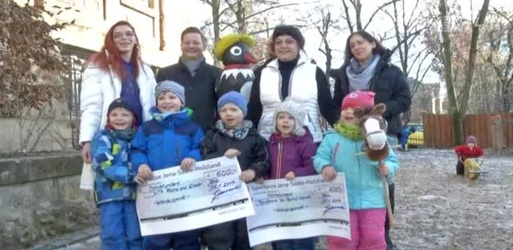 Gemeinnützige Spende: Die Sparkassen-Filiale in Jena-West übergab den Erlös der 2017er Kalender-Aktion