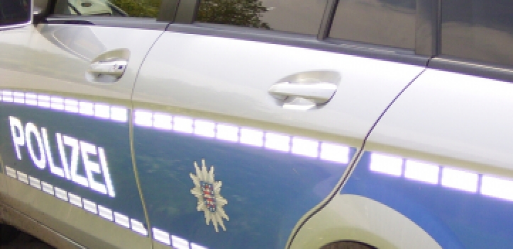 Mit Verkehrsschild kollidiert