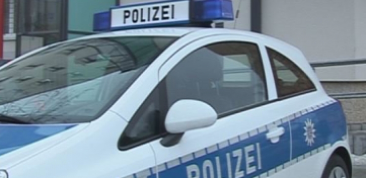 Räumfahrzeug rutscht in geparktes Auto