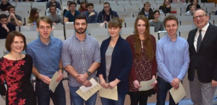 Bücherstipendien für exzellente Jura-Studenten