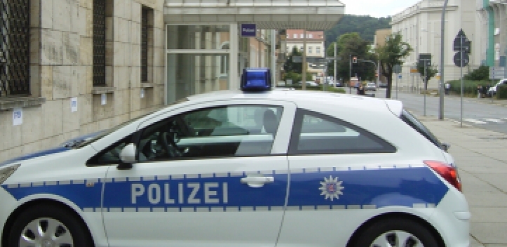 Mit Lichtmast kollidiert