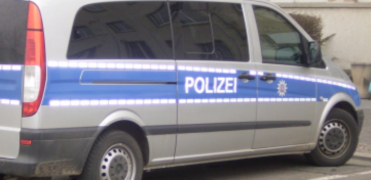 Aus Frust Scheibe des Schaukastens zerstört