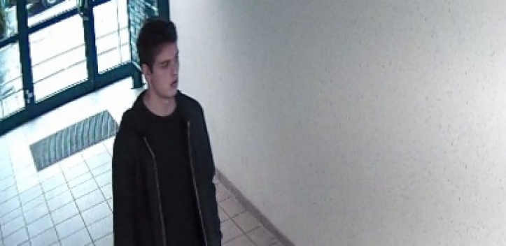 Wer kennt die jungen Männer auf den Fotos