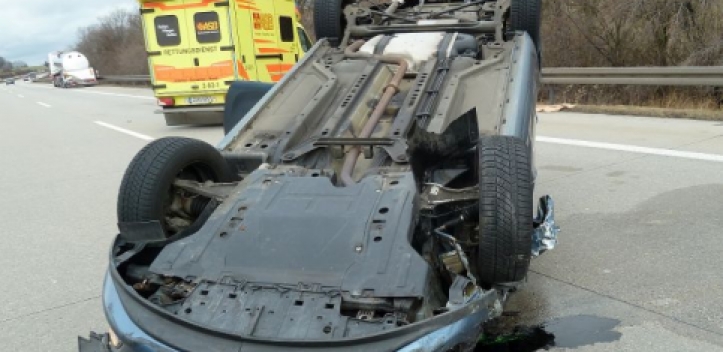 Nach Auffahrunfall auf Dach gelandet