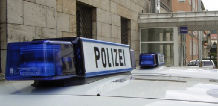 Auto schleuderte auf A 4 in Betonmauer 