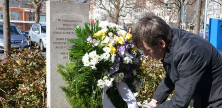 Kranzniederlegung im Gedenken an Bombenopfer