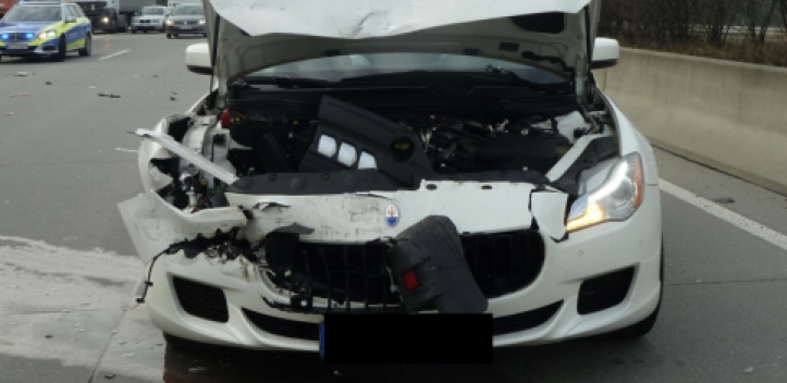 Luxusfahrzeug bei Unfall zerstört 