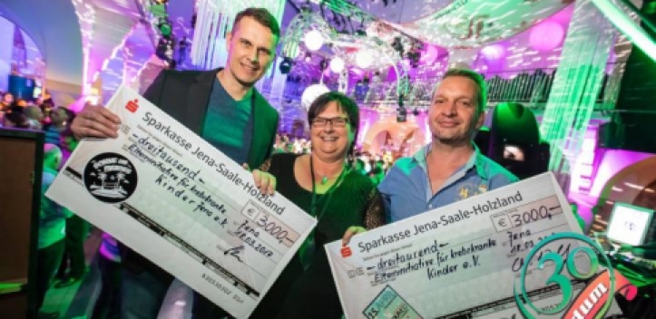 Zwei Spendenschecks für Elterninitiative