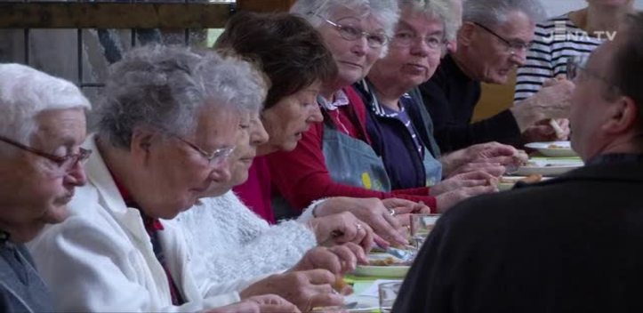 Am gedeckten Tisch: In der Kulturkirche Löbstedt gab es Mittagessen für Senioren