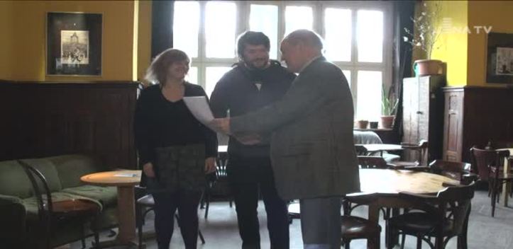 Bescheid übergeben: Das Studierendenwerk Thüringen fördert das Café Wagner