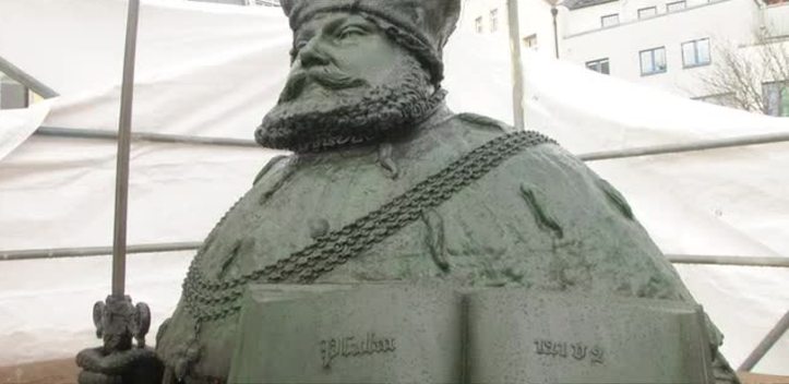 Johann Friedrich eingerüstet: Das Hanfried-Denkmal auf dem Marktplatz wird restauriert