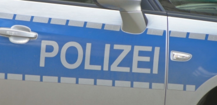 Mann entblößt sich 