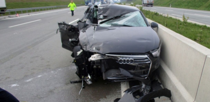 Spielen am Navi endet im Unfall auf A 9 