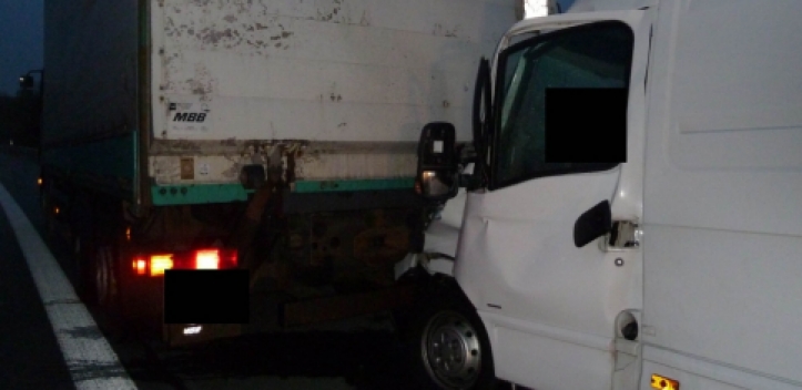 Kleintransporter fährt unter Lkw 