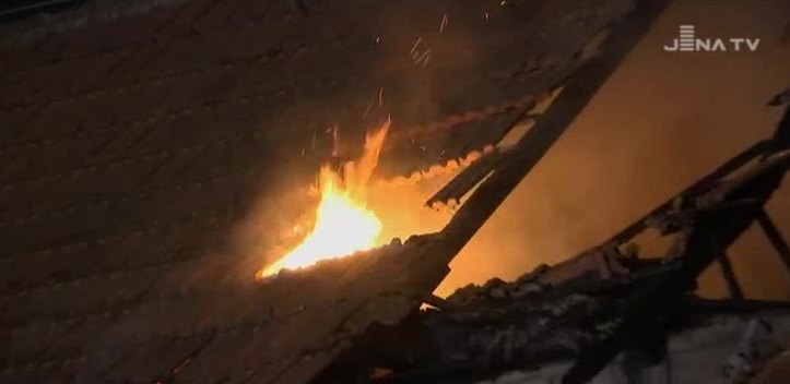 Brand in Grundschule: In Rothenstein stand in der vergangenen Nacht der Dachstuhl in Flammen