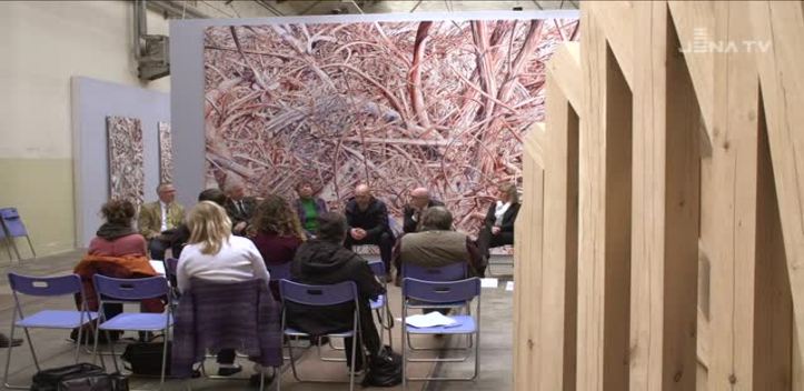 Ausstellung im Straßenbahndepot: Georg Thumbach lädt zur Reise „Ins Holz“ ein