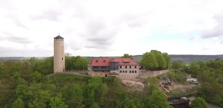 Bohrarbeiten im Hang: Am Fuchsturm wird die Zufahrtsstraße mit Pfählen gesichert