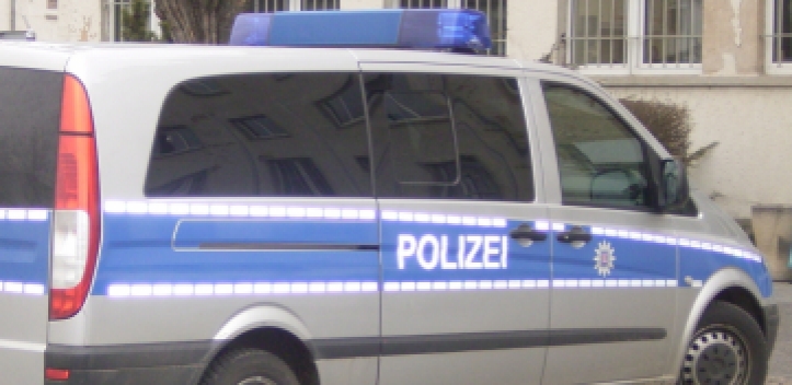 Auto landete auf dem Dach 