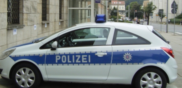 Scheibe von Geschäft beschädigt