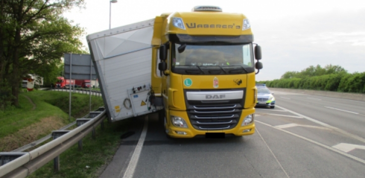Lkw verliert Auflieger bei Auffahrt auf Autobahn