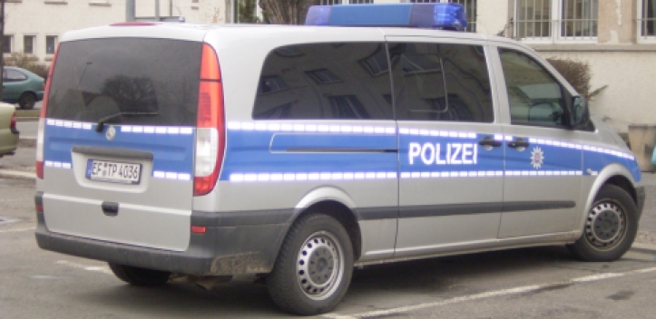 Scheibe von Kleintransporter beschädigt