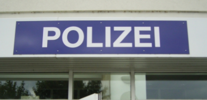 Mann entblößt sich 