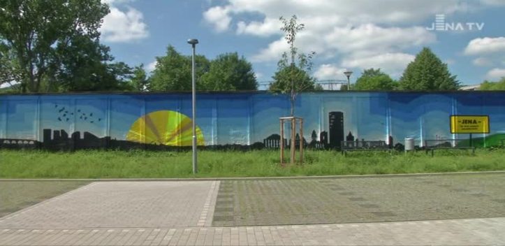 Besonderer Anblick: Die Fassade eines Garagenkomplexes in Winzerla wird zum bunten Hingucker