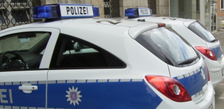 Transporter nach Unfall ausgebrannt