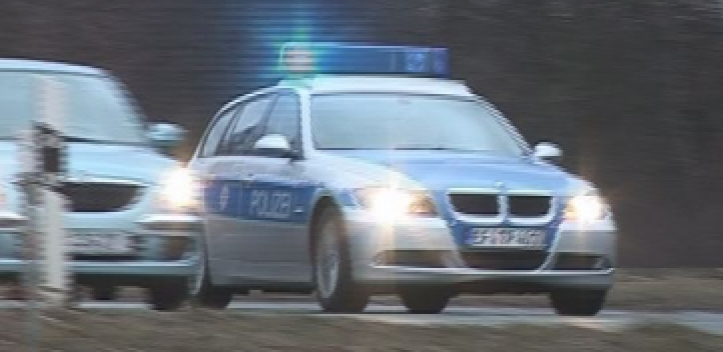 Auto landet auf A 9 auf dem Dach