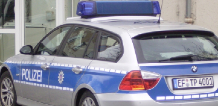 Straßenschild abgeknickt