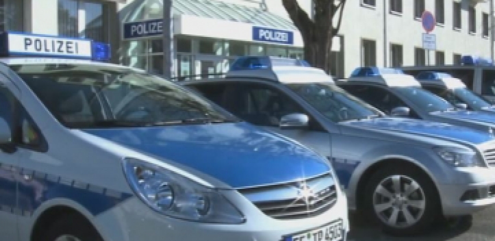 Über Autos gelaufen: Polizei bittet um Zeugenhinweise