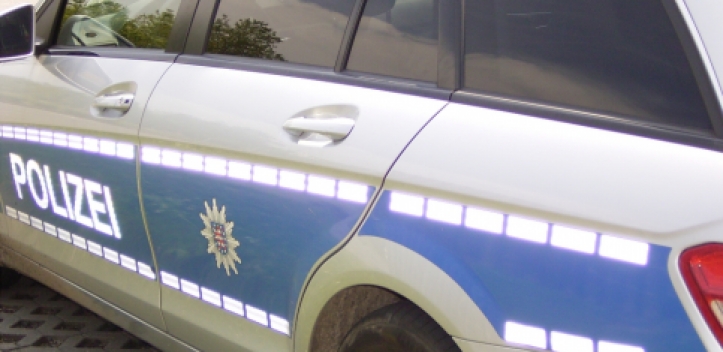 Frau in Straßenbahn belästigt