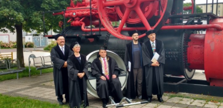 Absolvent schloss Promotion mit sehr gutem Erfolg ab