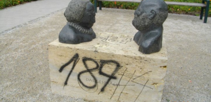 Skulptur verunstaltet 