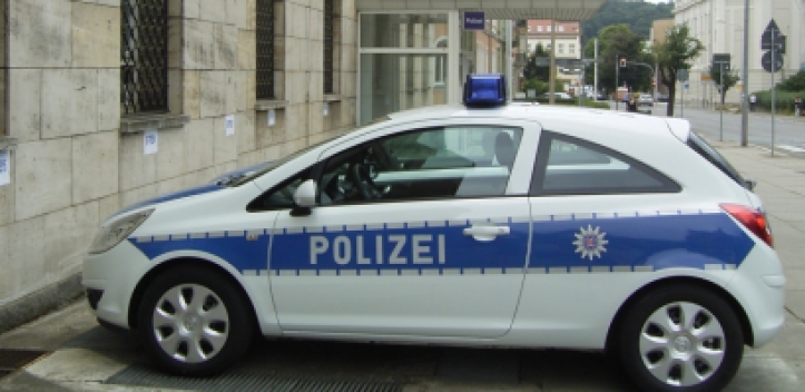 Pkw fährt an Lichtmast