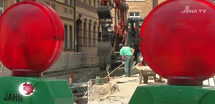 Baustellenfahrzeuge unterwegs: Auch am Ende der Ferienzeit wird in die Infrastruktur investiert